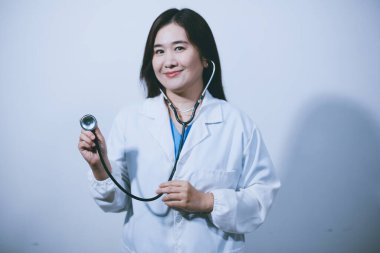 Elinde steteskop tutan genç bir erkek doktor.