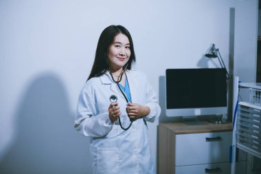 Elinde steteskop tutan genç bir erkek doktor.