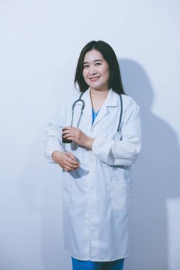 Tedavi için ilaç ya da ilaç tutan doktor ya da eczacı. Şişede antibiyotik hap var..