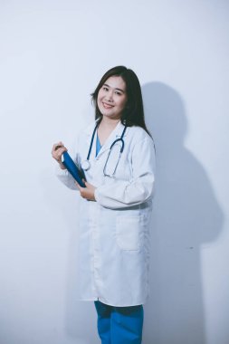 Kadın doktor portresi, elinde dosya var.