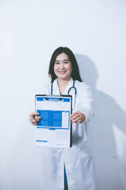 Kadın doktor portresi, elinde dosya var.