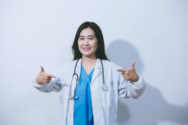 Hastanede çalışan resepsiyonist hastaları kaydediyor.