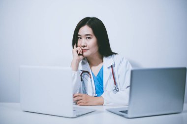 Hastanede çalışan resepsiyonist hastaları kaydediyor.