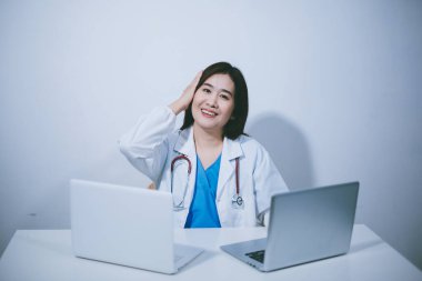 Hastanede çalışan resepsiyonist hastaları kaydediyor.