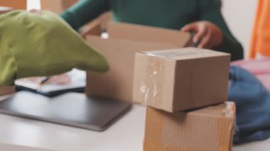 Asyalı güzel kadın internette canlı yayın yapan kumaş ürünleri satıyor.