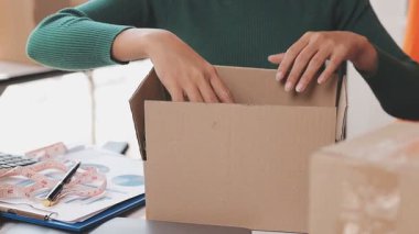 Asyalı güzel kadın internette canlı yayın yapan kumaş ürünleri satıyor.