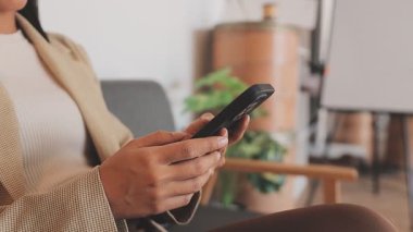 Genç sıradan bir iş adamı elinde tuttuğu ve SMS mesajları için akıllı telefonu kullandığı, hipster 'ın kafede dokunmatik cep telefonu kullandığı. business, life style, technology and Social media network concept