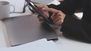 Genç sıradan bir iş adamı elinde tuttuğu ve SMS mesajları için akıllı telefonu kullandığı, hipster 'ın kafede dokunmatik cep telefonu kullandığı. business, life style, technology and Social media network concept