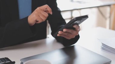 Genç sıradan bir iş adamı elinde tuttuğu ve SMS mesajları için akıllı telefonu kullandığı, hipster 'ın kafede dokunmatik cep telefonu kullandığı. business, life style, technology and Social media network concept