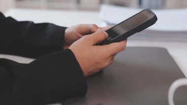 Genç sıradan bir iş adamı elinde tuttuğu ve SMS mesajları için akıllı telefonu kullandığı, hipster 'ın kafede dokunmatik cep telefonu kullandığı. business, life style, technology and Social media network concept