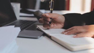 Çalışma ya da danışman avukat konsepti için office işyerinde yedirdi okuma avukat işadamı kapatmak.