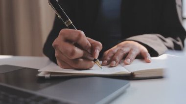 Çalışma ya da danışman avukat konsepti için office işyerinde yedirdi okuma avukat işadamı kapatmak.