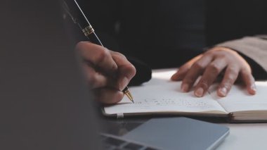 Çalışma ya da danışman avukat konsepti için office işyerinde yedirdi okuma avukat işadamı kapatmak.