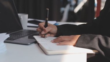 Çalışma ya da danışman avukat konsepti için office işyerinde yedirdi okuma avukat işadamı kapatmak.