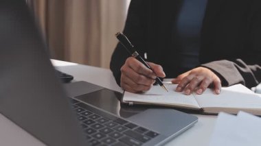 Çalışma ya da danışman avukat konsepti için office işyerinde yedirdi okuma avukat işadamı kapatmak.