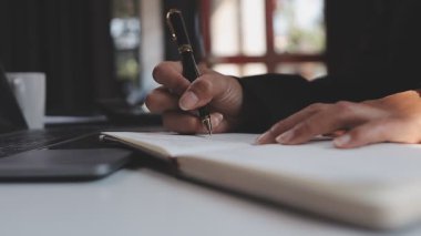 Çalışma ya da danışman avukat konsepti için office işyerinde yedirdi okuma avukat işadamı kapatmak.