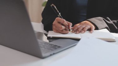 Çalışma ya da danışman avukat konsepti için office işyerinde yedirdi okuma avukat işadamı kapatmak.