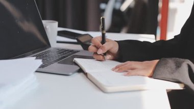 Çalışma ya da danışman avukat konsepti için office işyerinde yedirdi okuma avukat işadamı kapatmak.