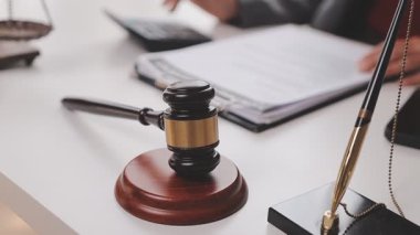 Çalışma ya da danışman avukat konsepti için office işyerinde yedirdi okuma avukat işadamı kapatmak.