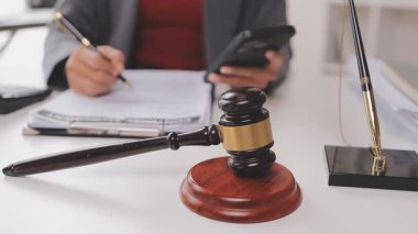 Çalışma ya da danışman avukat konsepti için office işyerinde yedirdi okuma avukat işadamı kapatmak.