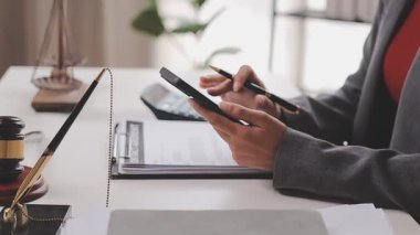 Çalışma ya da danışman avukat konsepti için office işyerinde yedirdi okuma avukat işadamı kapatmak.