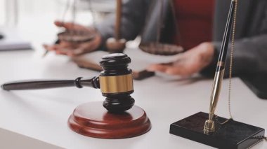 Çalışma ya da danışman avukat konsepti için office işyerinde yedirdi okuma avukat işadamı kapatmak.