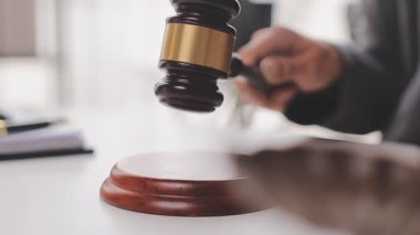 Çalışma ya da danışman avukat konsepti için office işyerinde yedirdi okuma avukat işadamı kapatmak.