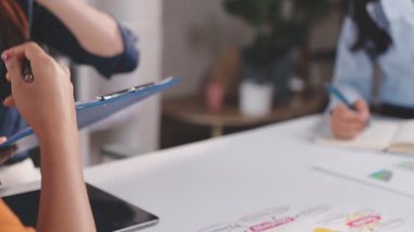 Takım çalışması, toplantı ve çözüm için fikirler veya iş yeri, işyeri veya şirket için karar. Grup, insanlar ve planlama teknolojisi, beyin fırtınası veya projedeki büyüme için işbirliği