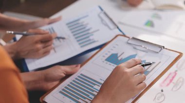 Takım çalışması, toplantı ve çözüm için fikirler veya iş yeri, işyeri veya şirket için karar. Grup, insanlar ve planlama teknolojisi, beyin fırtınası veya projedeki büyüme için işbirliği