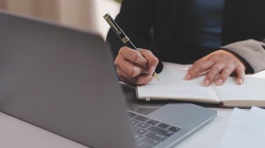 Takım çalışması, toplantı ve çözüm için fikirler veya iş yeri, işyeri veya şirket için karar. Grup, insanlar ve planlama teknolojisi, beyin fırtınası veya projedeki büyüme için işbirliği