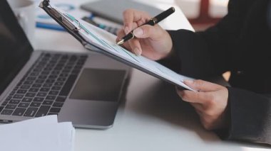 Takım çalışması, toplantı ve çözüm için fikirler veya iş yeri, işyeri veya şirket için karar. Grup, insanlar ve planlama teknolojisi, beyin fırtınası veya projedeki büyüme için işbirliği