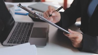 Takım çalışması, toplantı ve çözüm için fikirler veya iş yeri, işyeri veya şirket için karar. Grup, insanlar ve planlama teknolojisi, beyin fırtınası veya projedeki büyüme için işbirliği