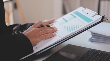 Takım çalışması, toplantı ve çözüm için fikirler veya iş yeri, işyeri veya şirket için karar. Grup, insanlar ve planlama teknolojisi, beyin fırtınası veya projedeki büyüme için işbirliği