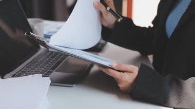 Takım çalışması, toplantı ve çözüm için fikirler veya iş yeri, işyeri veya şirket için karar. Grup, insanlar ve planlama teknolojisi, beyin fırtınası veya projedeki büyüme için işbirliği