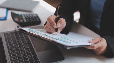 Takım çalışması, toplantı ve çözüm için fikirler veya iş yeri, işyeri veya şirket için karar. Grup, insanlar ve planlama teknolojisi, beyin fırtınası veya projedeki büyüme için işbirliği