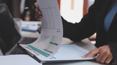 Takım çalışması, toplantı ve çözüm için fikirler veya iş yeri, işyeri veya şirket için karar. Grup, insanlar ve planlama teknolojisi, beyin fırtınası veya projedeki büyüme için işbirliği