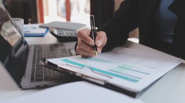 Takım çalışması, toplantı ve çözüm için fikirler veya iş yeri, işyeri veya şirket için karar. Grup, insanlar ve planlama teknolojisi, beyin fırtınası veya projedeki büyüme için işbirliği