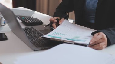 Takım çalışması, toplantı ve çözüm için fikirler veya iş yeri, işyeri veya şirket için karar. Grup, insanlar ve planlama teknolojisi, beyin fırtınası veya projedeki büyüme için işbirliği