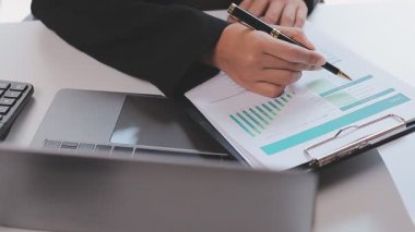 Takım çalışması, toplantı ve çözüm için fikirler veya iş yeri, işyeri veya şirket için karar. Grup, insanlar ve planlama teknolojisi, beyin fırtınası veya projedeki büyüme için işbirliği