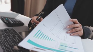 Takım çalışması, toplantı ve çözüm için fikirler veya iş yeri, işyeri veya şirket için karar. Grup, insanlar ve planlama teknolojisi, beyin fırtınası veya projedeki büyüme için işbirliği