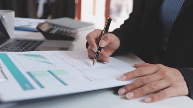 Takım çalışması, toplantı ve çözüm için fikirler veya iş yeri, işyeri veya şirket için karar. Grup, insanlar ve planlama teknolojisi, beyin fırtınası veya projedeki büyüme için işbirliği