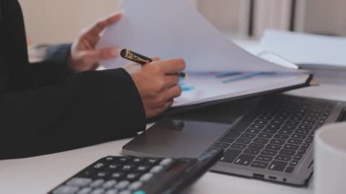 Çalışma ya da danışman avukat konsepti için office işyerinde yedirdi okuma avukat işadamı kapatmak.