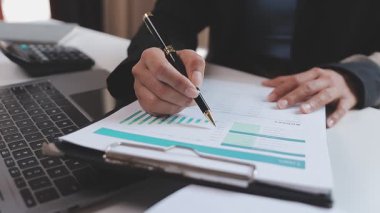 Ofiste tek başına çalışırken daktilo eden ve e-posta gönderen bir resepsiyonistin elleri. Bir sekreter, müdürünün iş programını düzenlerken, bir yandan da rapor yazıyor.