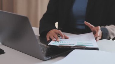 Ofiste tek başına çalışırken daktilo eden ve e-posta gönderen bir resepsiyonistin elleri. Bir sekreter, müdürünün iş programını düzenlerken, bir yandan da rapor yazıyor.