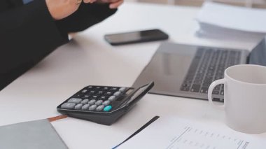 Ofiste tek başına çalışırken daktilo eden ve e-posta gönderen bir resepsiyonistin elleri. Bir sekreter, müdürünün iş programını düzenlerken, bir yandan da rapor yazıyor.