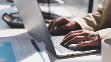 Ofiste tek başına çalışırken daktilo eden ve e-posta gönderen bir resepsiyonistin elleri. Bir sekreter, müdürünün iş programını düzenlerken, bir yandan da rapor yazıyor.