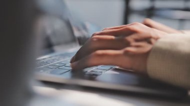 Ofiste tek başına çalışırken daktilo eden ve e-posta gönderen bir resepsiyonistin elleri. Bir sekreter, müdürünün iş programını düzenlerken, bir yandan da rapor yazıyor.