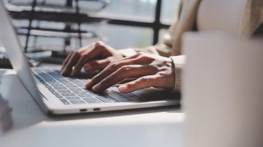 Ofiste tek başına çalışırken daktilo eden ve e-posta gönderen bir resepsiyonistin elleri. Bir sekreter, müdürünün iş programını düzenlerken, bir yandan da rapor yazıyor.