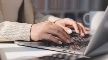 Ofiste tek başına çalışırken daktilo eden ve e-posta gönderen bir resepsiyonistin elleri. Bir sekreter, müdürünün iş programını düzenlerken, bir yandan da rapor yazıyor.