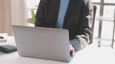 Ofiste tek başına çalışırken daktilo eden ve e-posta gönderen bir resepsiyonistin elleri. Bir sekreter, müdürünün iş programını düzenlerken, bir yandan da rapor yazıyor.